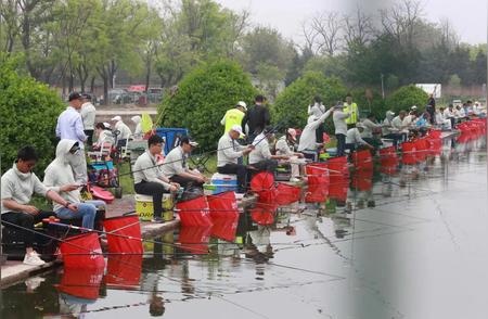北京举行大型家庭钓鱼挑战赛，60户家庭展开激烈角逐
